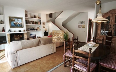 Amplio bungalow con piscina y pista de tenis comunitarios al lado del club de Golf.